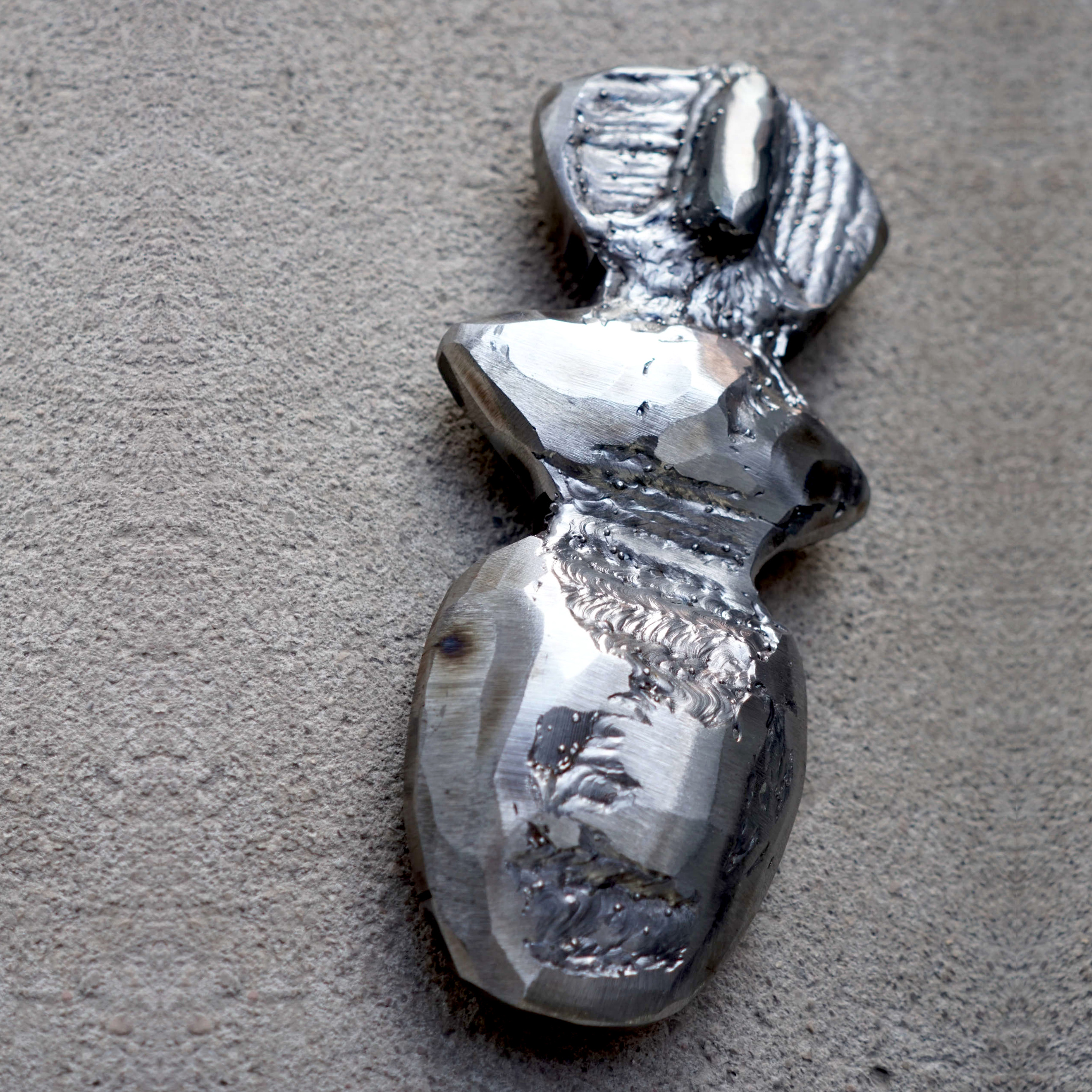 Stahlfigur geschweißt, im Prozess noch grob in Form geschliffen aus blankem Sahl nach neolithischem Vorbild für der Mdina Biennale